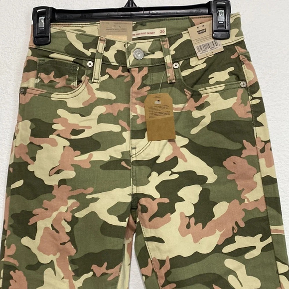 Levi’s 721 NWT High Rise Olive/Pink Camouflage Skinny Jeans Size 26 - Picture 3 of 12
